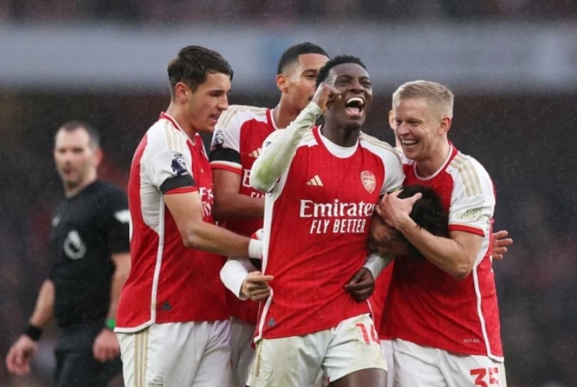 Arsenal nhấn chìm đội cuối BXH áp sát ngôi đầu bảng của Tottenham